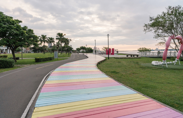 八里左岸公園 彩虹步道