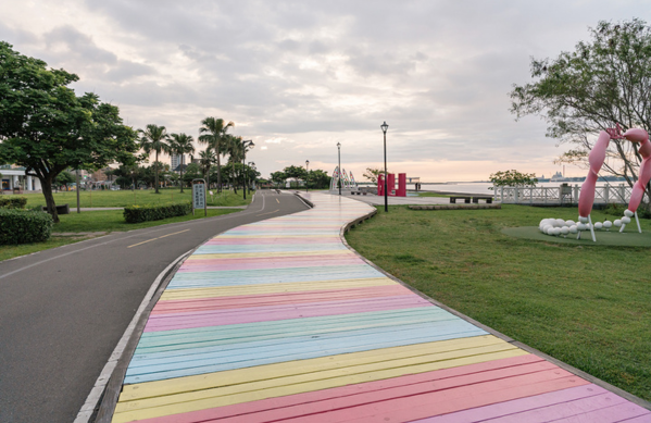 八里左岸公園 カラフルな道